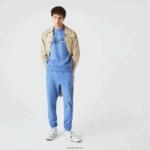 Lacoste מכנסי ג'וגינג מכותנה בהדפס חתימה ותנין DZ4D0D1067 כחול chin hg3 גברים - Image 2