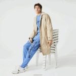 Lacoste מכנסי ג'וגינג מכותנה בהדפס חתימה ותנין DZ4D0D1067 כחול chin hg3 גברים