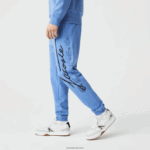 Lacoste מכנסי ג'וגינג מכותנה בהדפס חתימה ותנין DZ4D0D1067 כחול chin hg3 גברים - Image 4