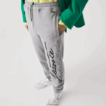 Lacoste מכנסי ג'וגינג מכותנה בהדפס חתימה ותנין DZ4D0D1065 אפור chine 4jv גברים - Image 5