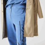 Lacoste מכנסי ג'וגינג מכותנה בהדפס חתימה ותנין DZ4D0D1067 כחול chin hg3 גברים - Image 7