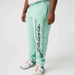 Lacoste מכנסי ג'וגינג מכותנה בהדפס חתימה ותנין DZ4D0D1066 ירוק hcv גברים - Image 8