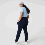 Lacoste מכנסי ג'וגינג פליסה קלים DZ4D0D2593 כחול כהה 166 נשים - Image 6