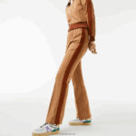 Lacoste מכנסי טרנינג בהדפס מונוגרמה DZ4D0D2536 בז' חום zwm נשים - Image 2