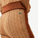 Lacoste מכנסי טרנינג בהדפס מונוגרמה DZ4D0D2536 בז' חום zwm נשים - Image 8
