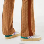 Lacoste מכנסי טרנינג בהדפס מונוגרמה DZ4D0D2536 בז' חום zwm נשים - Image 9