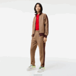 Lacoste מכנסי טרנינג בהדפס מונוגרמה DZ4D0D278 בז' בורדו mkj גברים
