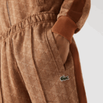 Lacoste מכנסי טרנינג בהדפס מונוגרמה DZ4D0D280 בז' חום zwm גברים - Image 4