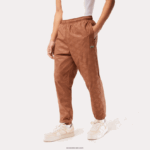 Lacoste מכנסי טרנינג בהדפס מונוגרמה DZ4D0D317 lfa חום בהיר גברים - Image 2