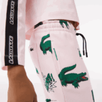 Lacoste מכנסי טרנינג בהדפס קומיקס DZ4D0D2569 ורוד בהיר t03 נשים - Image 6