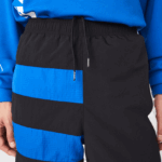 Lacoste מכנסי טרנינג דוחי מים טלאים DZ4D0D1105 שחור כחול לבן se1 גברים - Image 4