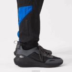 Lacoste מכנסי טרנינג דוחי מים טלאים DZ4D0D1105 שחור כחול לבן se1 גברים - Image 9