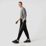 Lacoste מכנסי טרנינג להקות מודפסות DZ4D0D1459 שחור 031 גברים - Image 2