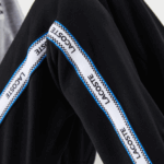 Lacoste מכנסי טרנינג להקות מודפסות DZ4D0D3223 שחור כחול 985 ילדים - Image 6