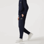 Lacoste מכנסי טרנינג מכותנה אורגנית DZ4D0D1049 כחול כהה 166 גברים - Image 7
