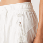 Lacoste מכנסי טרנינג עם הדפס ימי DZ4D0D2554 לבן 70V נשים - Image 5