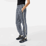 Lacoste מכנסי טרנינג עם הדפס לוגו DZ4D0D2395 שחור כחול לבן zi8 נשים - Image 2