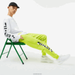 Lacoste מכנסי טרנינג עם הדפס רפלקטיבי DZ4D0D1046 צהוב 90v גברים