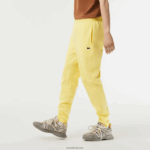 Lacoste מכנסי טרנינג פליסה בגזרה מחודדת DZ4D0D349 צהוב 107 גברים - Image 2