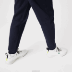 Lacoste מכנסי טרנינג פליסה בגזרה מחודדת DZ4D0D348 כחול כהה 166 גברים - Image 4