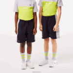 Lacoste מכנסי כותנה אורגנית בפס צבעוני DZ4D0D3089 כחול כהה אפור chine e6a ילדים - Image 2