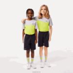 Lacoste מכנסי כותנה אורגנית בפס צבעוני DZ4D0D3089 כחול כהה אפור chine e6a ילדים