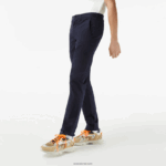 Lacoste מכנסי כותנה מתיחה בגזרה דקיקה DZ4D0D500 כחול כהה 166 גברים - Image 2