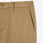 Lacoste מכנסי כותנה נמתחים קלאסיים בגזרה דקיקה DZ4D0D476 בז' cb8 גברים - Image 3