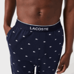 Lacoste מכנסי פיג'מה ג'רסי מודפסים DZ4D0D1385 כחול כהה לבן 525 גברים - Image 4