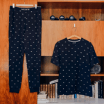 Lacoste מכנסי פיג'מה ג'רסי מודפסים DZ4D0D1385 כחול כהה לבן 525 גברים - Image 6