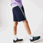Lacoste מכנסי פליסה קצרים מוברש להקות מודפסות DZ4D0D1496 כחול כהה 166 גברים - Image 2