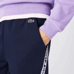 Lacoste מכנסי פליסה קצרים מוברש להקות מודפסות DZ4D0D1496 כחול כהה 166 גברים - Image 4