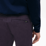 Lacoste מכנסי צ'ינו מתיחה מכותנה DZ4D0D1656 כחול כהה 166 גברים - Image 5