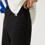 Lacoste מכנסי צ'ינס קלילים עמידים במים בכושר דק DZ4D0D1588 שחור 031 גברים - Image 4
