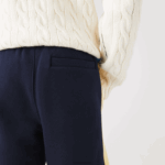 Lacoste מכנסי צמר מוברש בצבע בלוק DZ4D0D1516 כחול כהה צהוב 144 גברים - Image 6