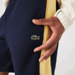 Lacoste מכנסי צמר מוברש בצבע בלוק DZ4D0D1516 כחול כהה צהוב 144 גברים - Image 7