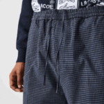Lacoste מכנסי ריצה מכותנה נמתחת משובצת מורשת DZ4D0D1167 כחול כהה לבן qrn גברים - Image 7