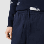 Lacoste מכנסי ריצה מתיחה מכותנה DZ4D0D1164 כחול כהה 166 גברים - Image 6