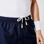Lacoste מכנסיים קצרים קלים עם רצועות ניגודיות DZ4D0D1363 כחול כהה צהוב לבן apk גברים - Image 6
