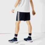 Lacoste מכנסיים קצרים קלים עם רצועות ניגודיות DZ4D0D1363 כחול כהה צהוב לבן apk גברים - Image 7