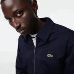 Lacoste מעיל גבארדין מכותנה אורגנית קצרה עם רוכסן DZ4D0D407 כחול כהה 166 גברים - Image 2