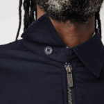 Lacoste מעיל גבארדין מכותנה אורגנית קצרה עם רוכסן DZ4D0D407 כחול כהה 166 גברים - Image 8