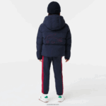 Lacoste מעיל טפטה עם ברדס רקמת תנין DZ4D0D3221 כחול כהה אדום 7pe ילדים - Image 3