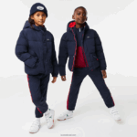 Lacoste מעיל טפטה עם ברדס רקמת תנין DZ4D0D3221 כחול כהה אדום 7pe ילדים - Image 4