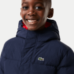 Lacoste מעיל טפטה עם ברדס רקמת תנין DZ4D0D3221 כחול כהה אדום 7pe ילדים - Image 7