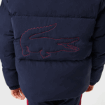 Lacoste מעיל טפטה עם ברדס רקמת תנין DZ4D0D3221 כחול כהה אדום 7pe ילדים - Image 8