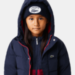 Lacoste מעיל טפטה עם ברדס רקמת תנין DZ4D0D3221 כחול כהה אדום 7pe ילדים - Image 10