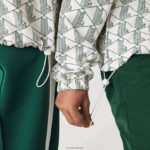Lacoste מעיל רוח בדוגמת מונוגרמה חיה DZ4D0D1291 לבן ירוק pt2 גברים - Image 8