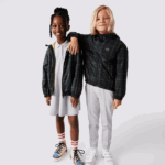 Lacoste מעיל רוח דוחה מים DZ4D0D3262 כחול כהה ירוק צהוב 9dw ילדים - Image 2