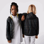 Lacoste מעיל רוח דוחה מים DZ4D0D3262 כחול כהה ירוק צהוב 9dw ילדים - Image 3